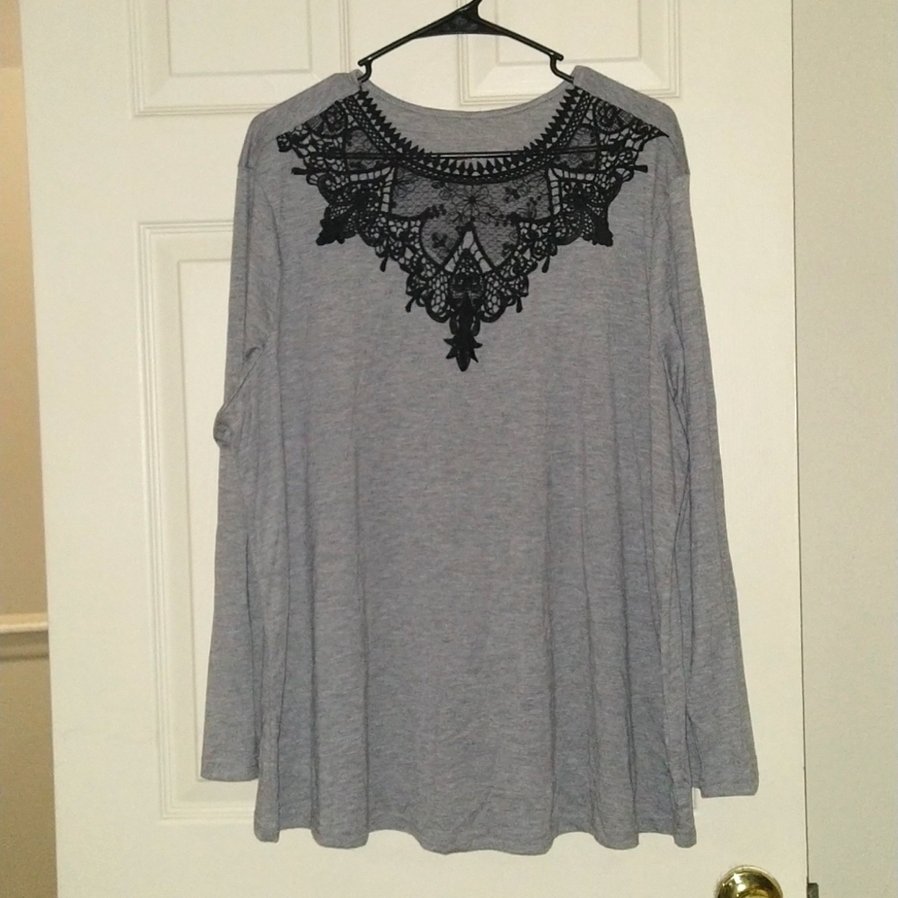 2X gray blouse with black lace